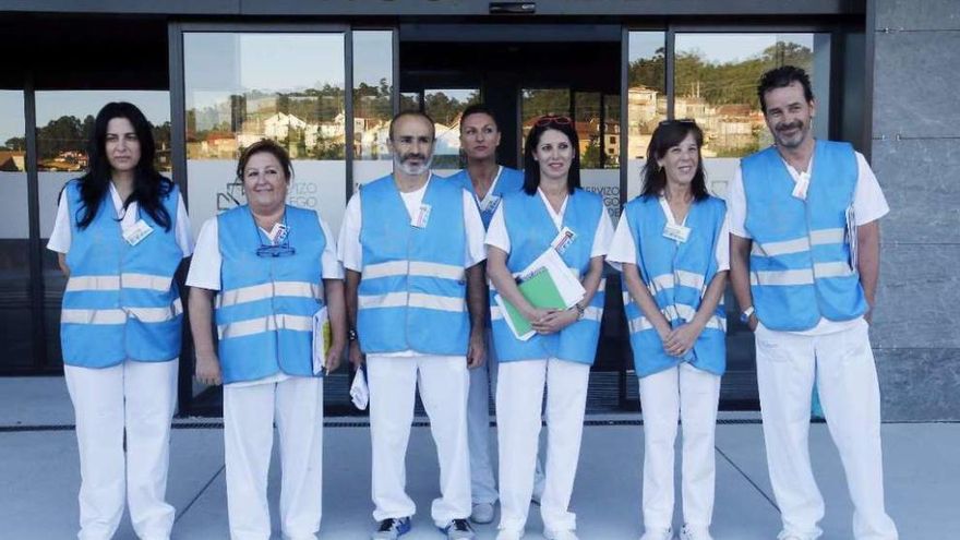 Los "chalecos azueles", ayer, ante la puerta de hospital de día del Álvaro Cunqueiro. // Marta G. Brea