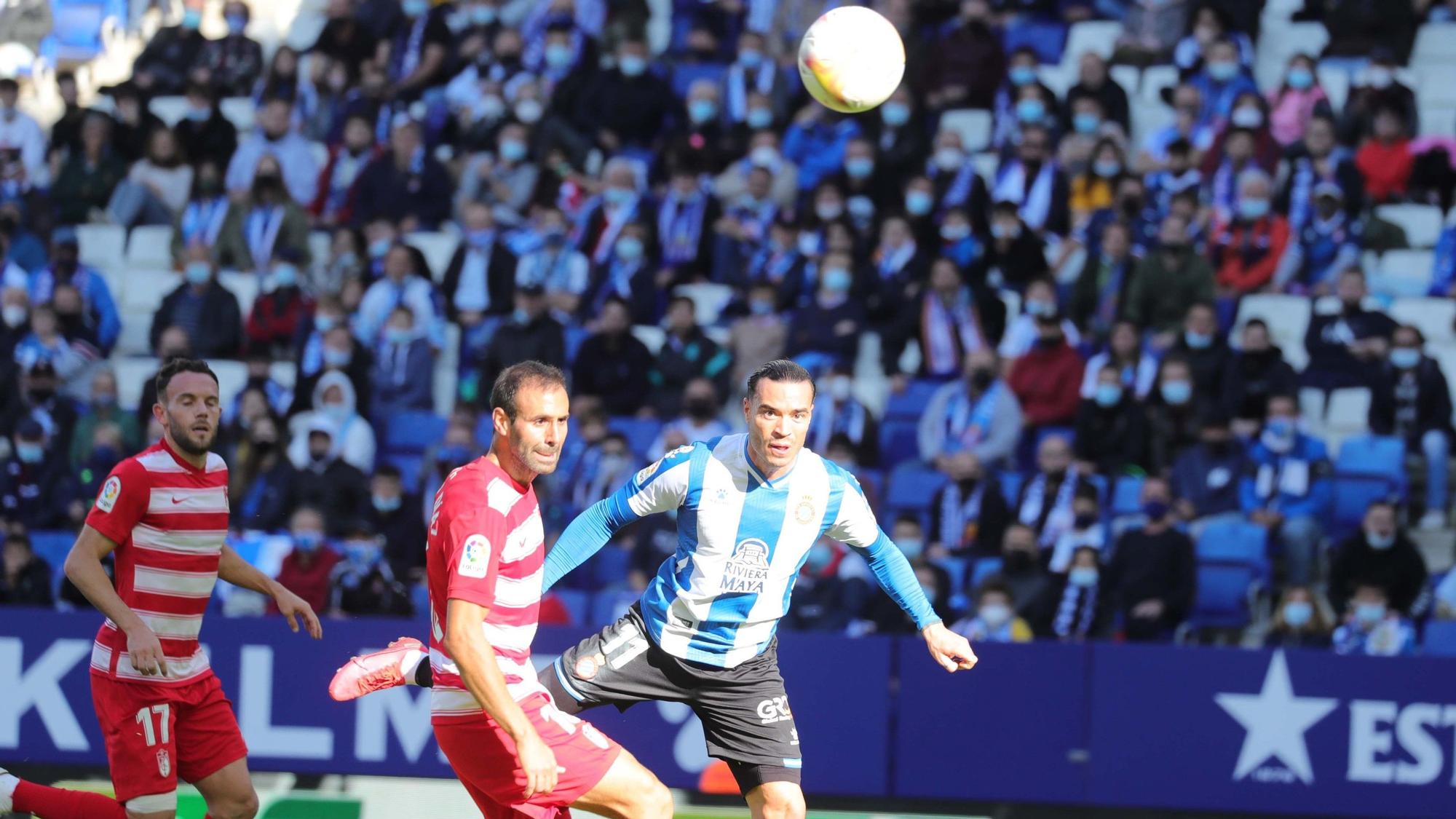 Raúl de Tomás, a punto de cabecear en el partido de este sábado ante el Granada.