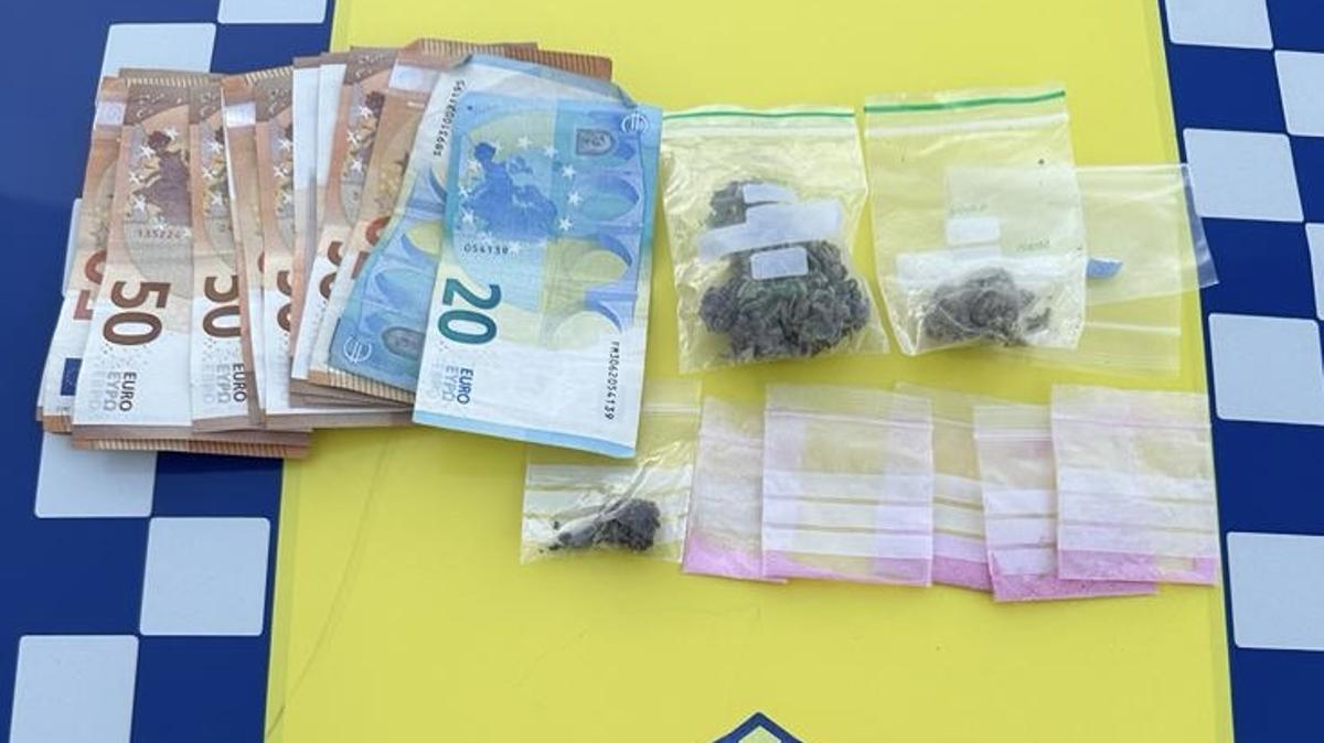 La droga y el dinero incautados por la Policía Local al joven que iba a la fiesta de Altzabares