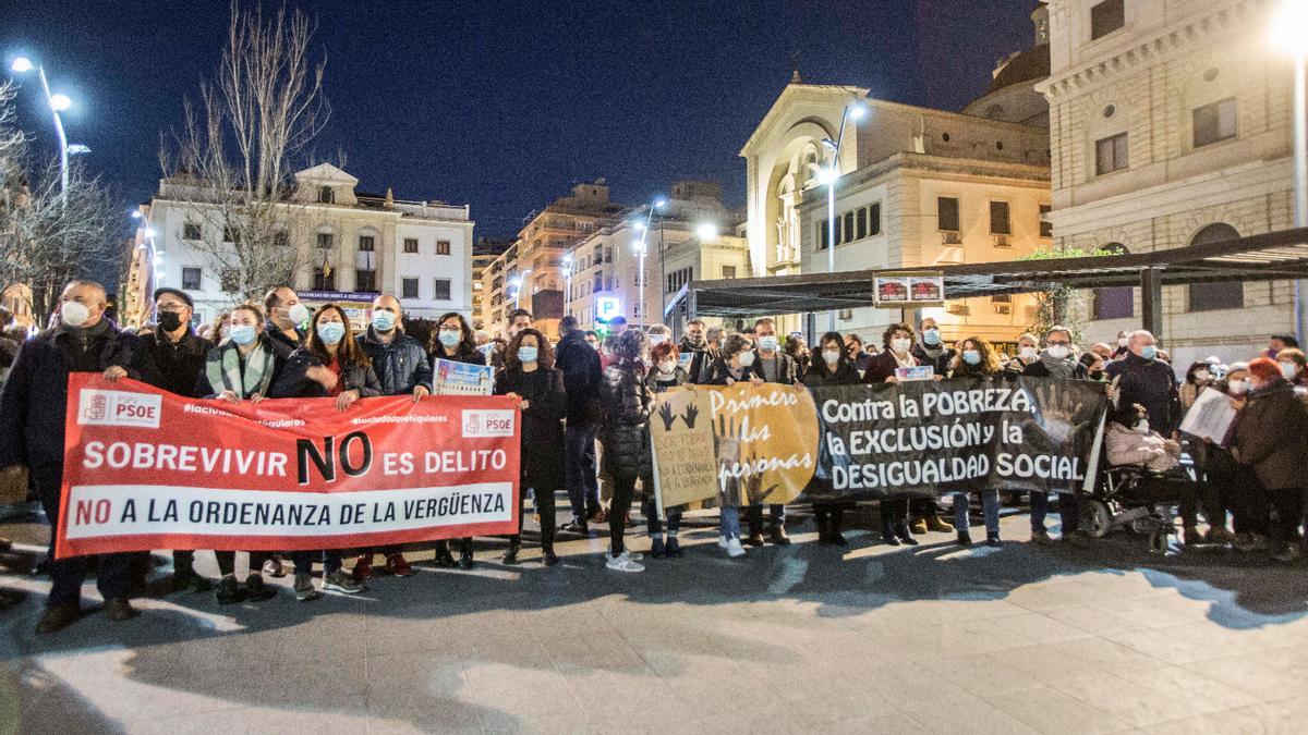 A la izquierda, los socialistas afines a la dirección local, tras la pancarta del partido; a la derecha, los próximos a la nueva dirección provincial, liderada por Alejandro Soler