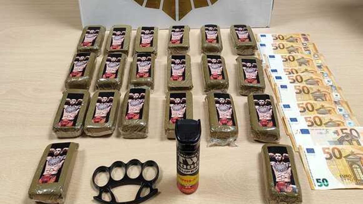 Detalle del hachís intervenido por la Policía Local de Santa Coloma de Gramenet
