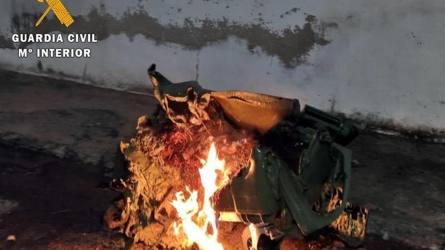 Investigan a un vecino de Santa Amalia por la quema de una veintena de contenedores