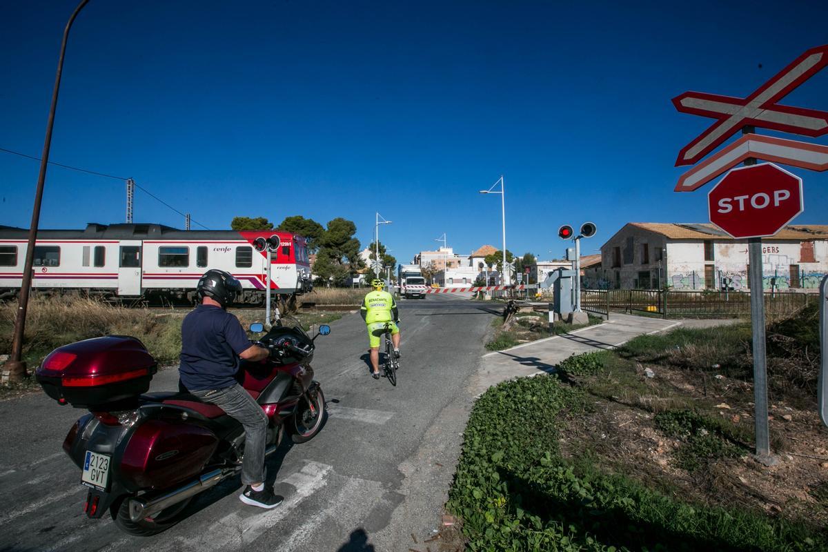 El Cercanías, a su paso por Torrellano