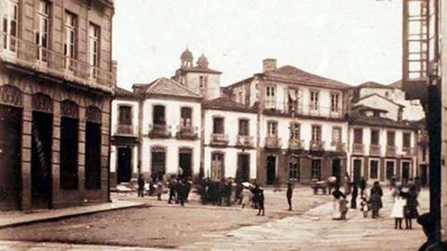 Plaza de Curros Enríquez en el año en el que se inauguró la Droguería Moderna (al fondo, centro). // Zagala