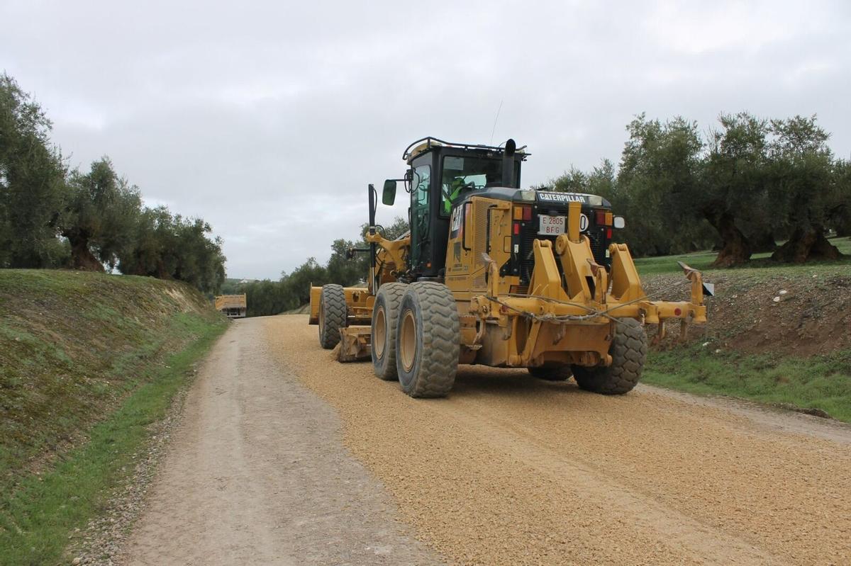 Maquinaria trabajando en el arreglo de un camino afectado por el temporal en Lucena.