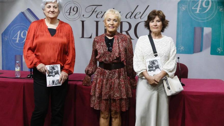 La Feria del Libro de Córdoba recordó este jueves a Kafka  de la mano de Monika Zgustova (en el centro).