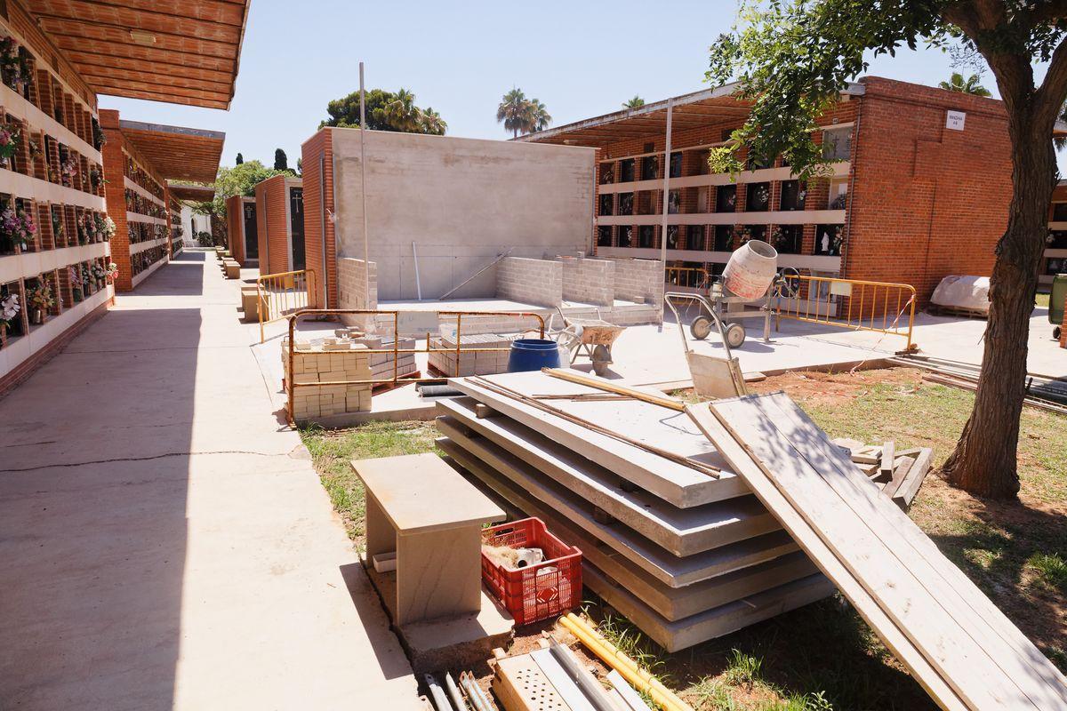 Las obras para construir nuevos nichos en el cementerio municipal de Vila-real son una necesidad.