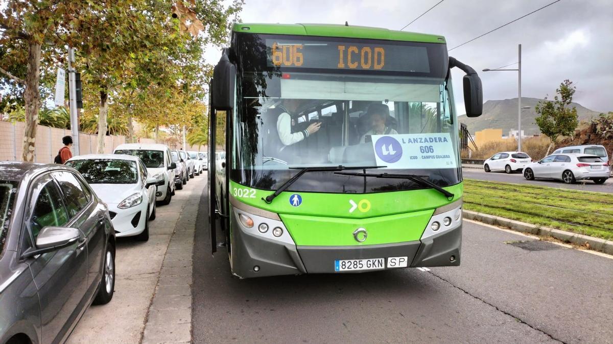 Guagua de la nueva línea de Icod de los Vinos al Campus de la ULL, este lunes.