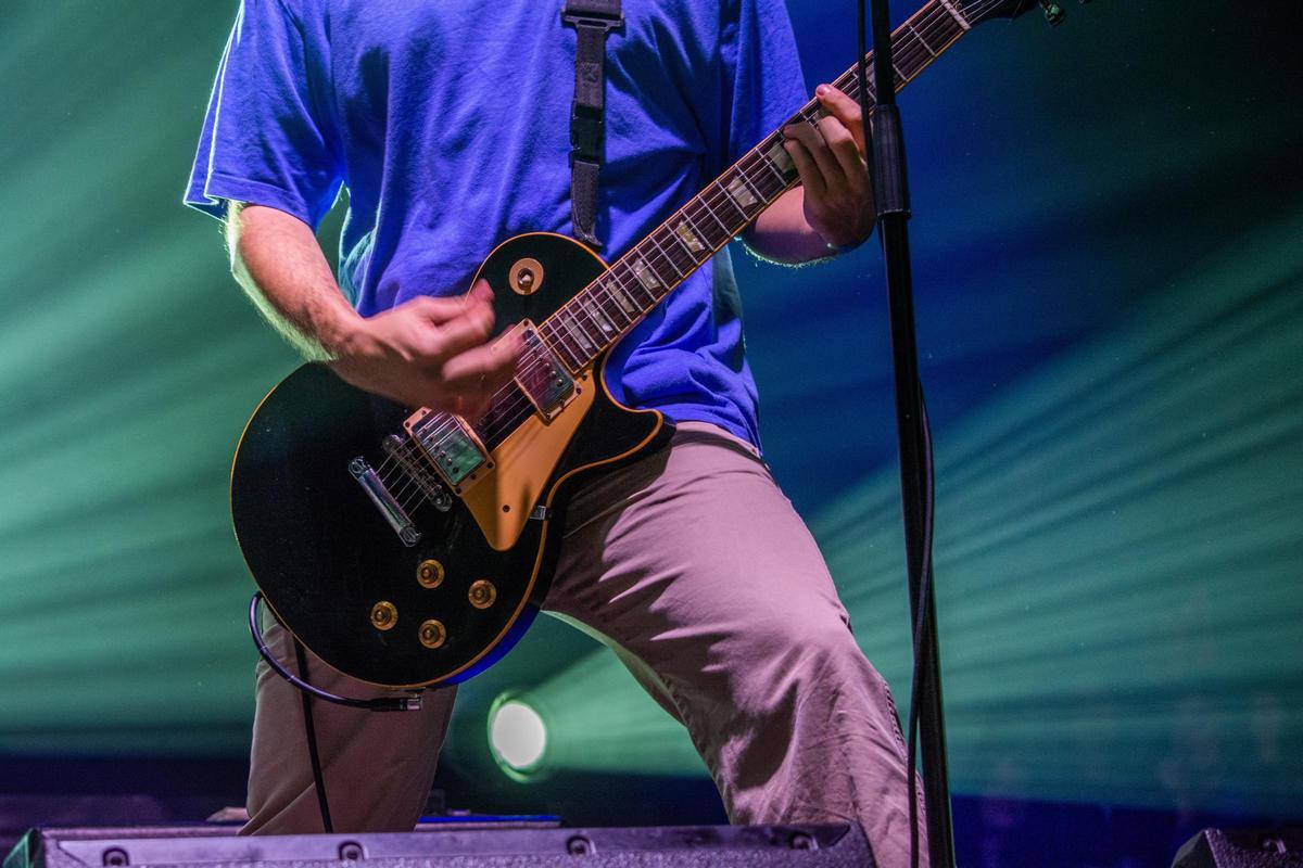 Detalle do concerto de Blowfuse durante a edición de 2024 do festival Murallón de Son