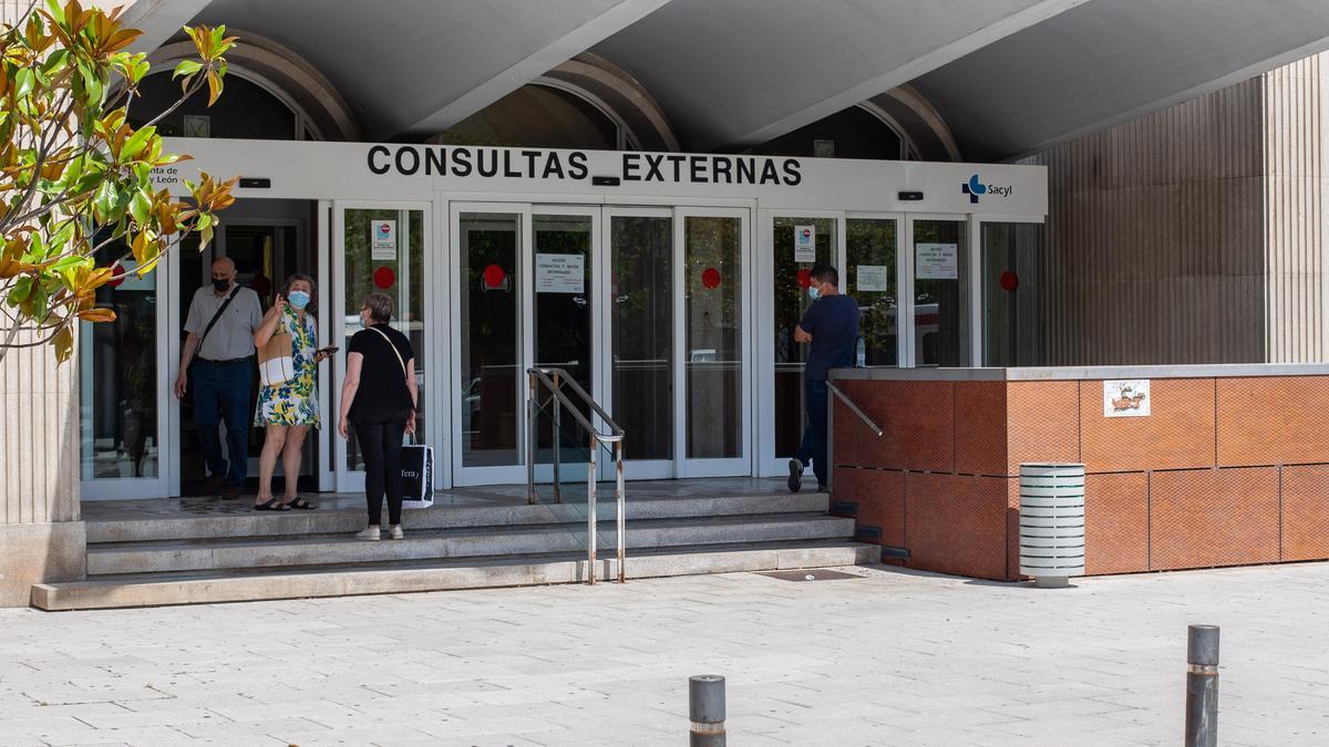 Entrada de la zona de consultas externas del hospital Virgen de la Concha