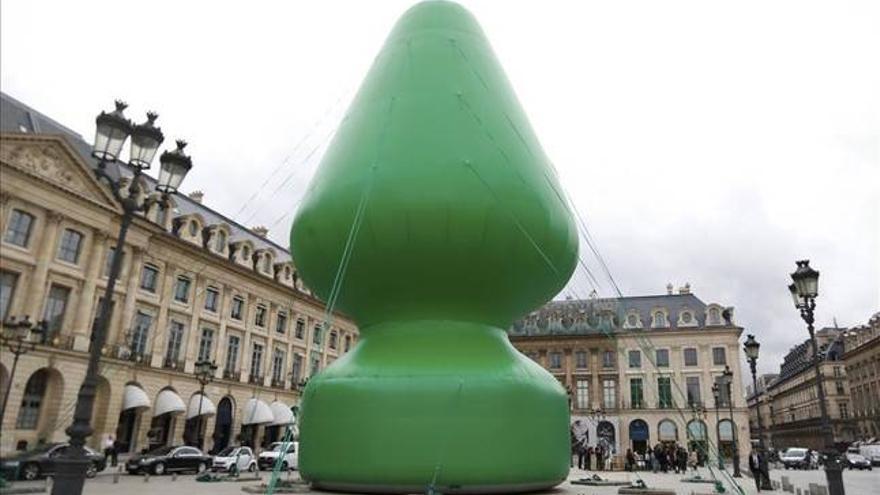 Atacan en París una ambigua escultura de McCarthy