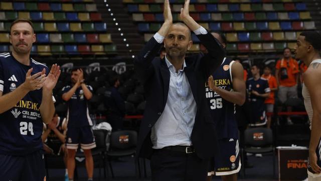 Javi Rodríguez, en el centro, aplaude a los aficionados asturianos desplazados al Coliseum. | MIKI LÓPEZ