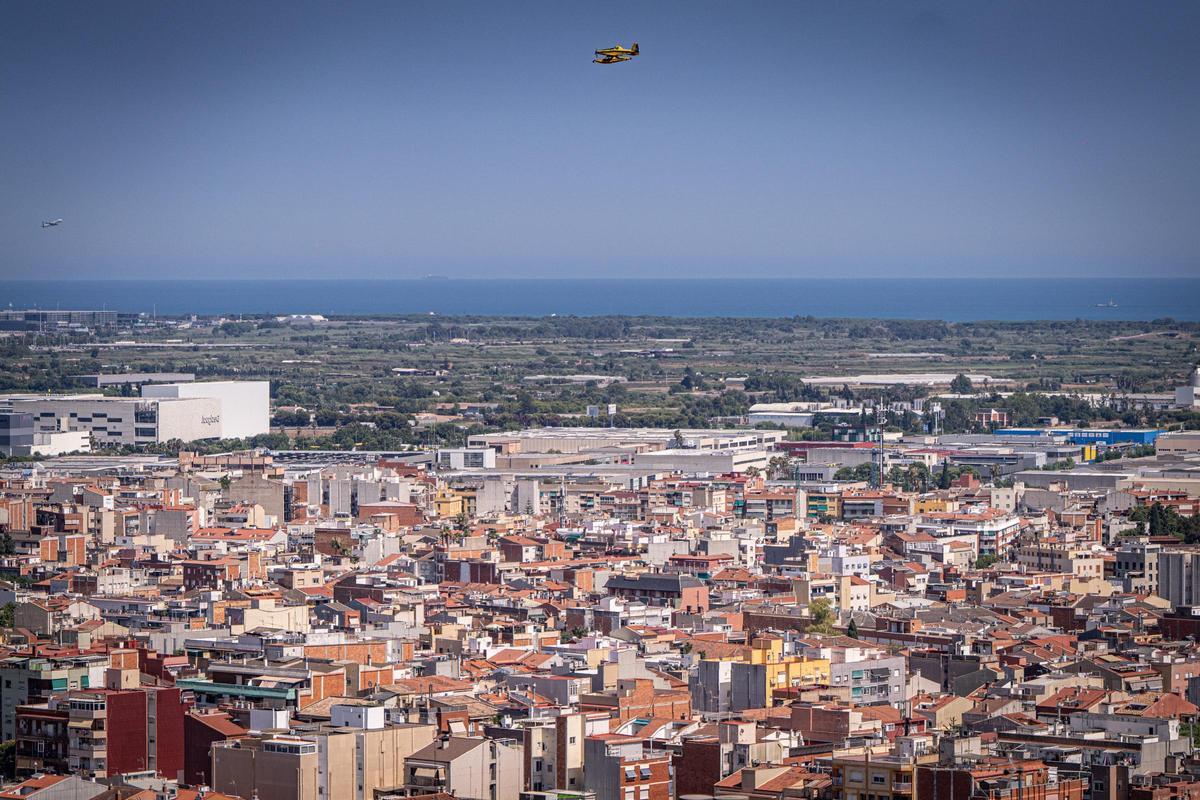Los Bombers confían en perimetrar pronto el incendio forestal en Gavà que ha obligado a confinar a 6.000 personas