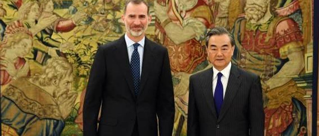 El Rey Felipe VI junto al ministro de Relaciones Exteriores de China, Wang Yi.