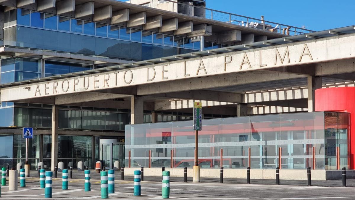 Imagen de archivo de los accesos a la terminal de pasajeros del aeropuerto La Palma.