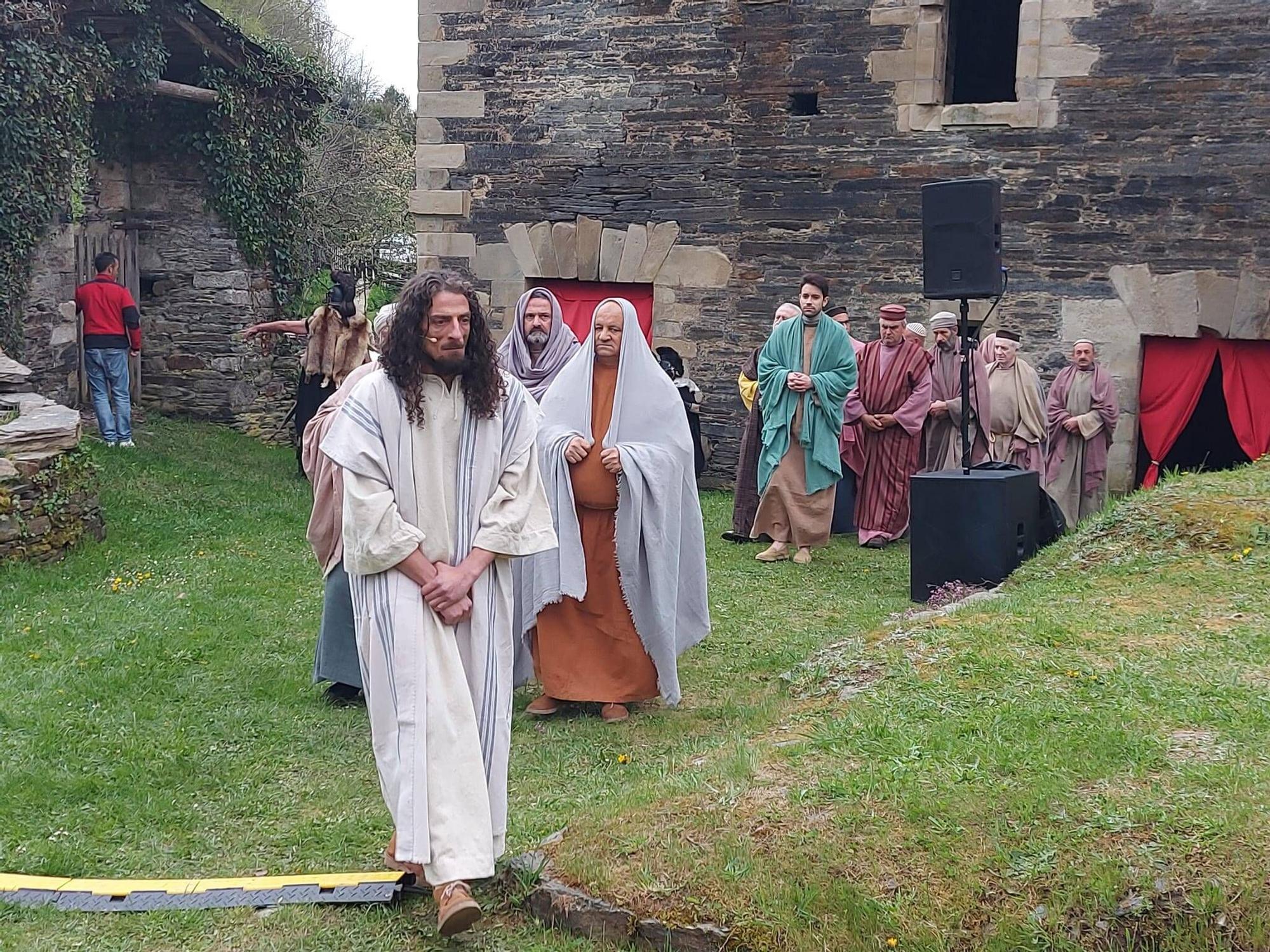 EN IMÁGENES | Vía crucis viviente en Villanueva de Oscos