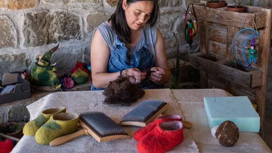 Esmeralda Folgado, artesana de Lana&amp;Candil, trabaja con la lana. | Carlos Hernández Foto