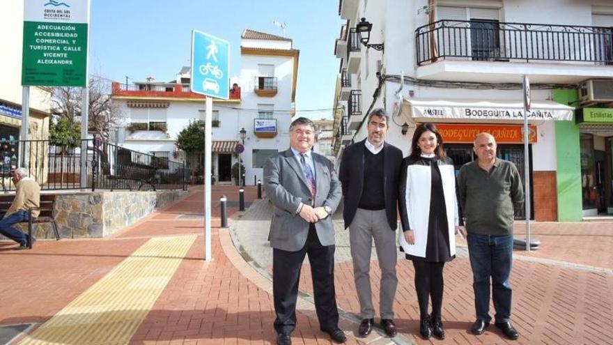 Margarita del Cid y Víctor Navas recorren la calle Vicente Aleixandre de Benalmádena.