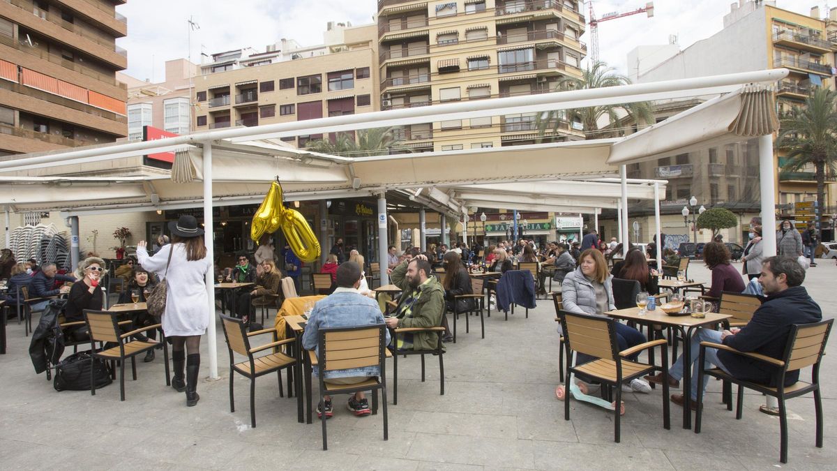 Mesas y sillas el pasado sábado en la zona del Mercado Central de Alicante en la reapertura de terrazas