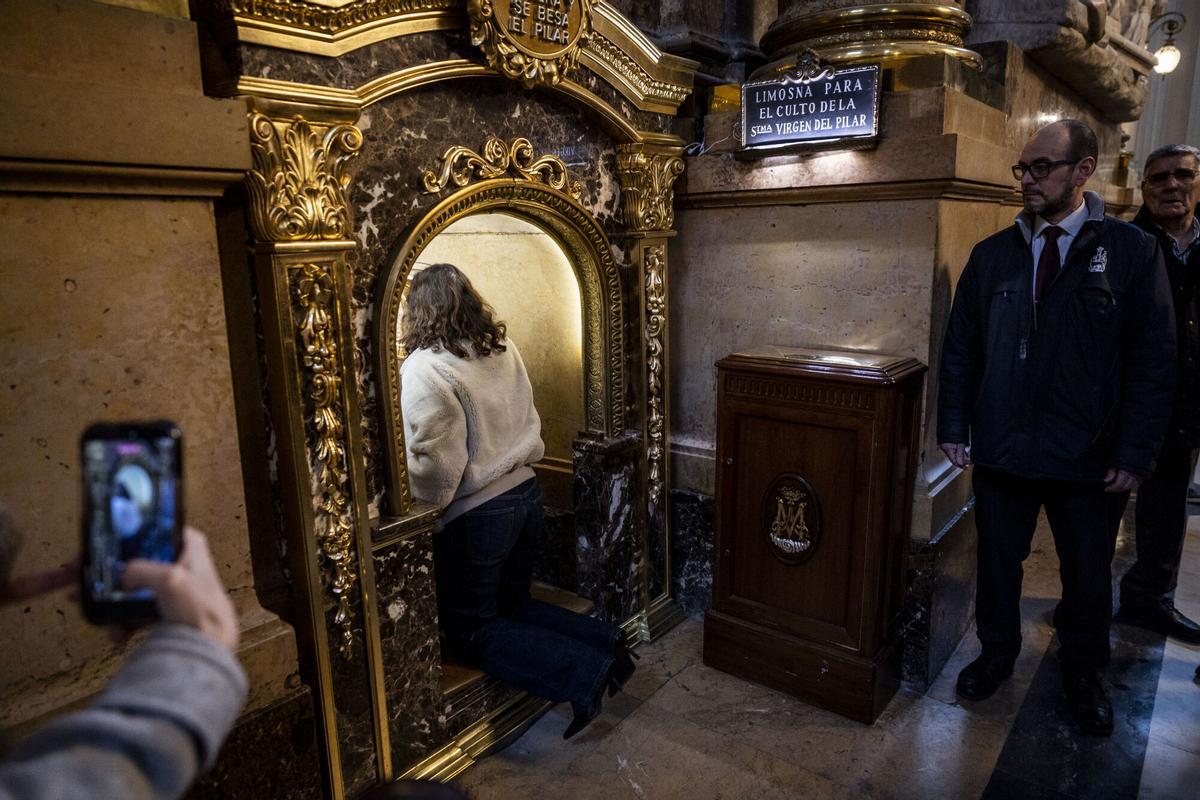 El gesto que nadie vio de Ayuso en Zaragoza: un íntimo momento de fe antes del gran acto del PP