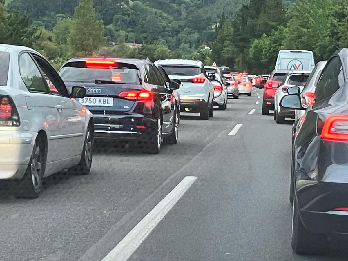 Retenciones en la autovía a-64 este sábado en el retorno de las playas.