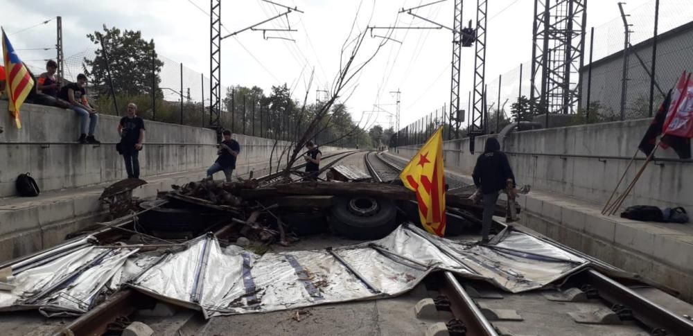 Els manifestants ocupen l'estació de tren a Girona i tallen la circulació