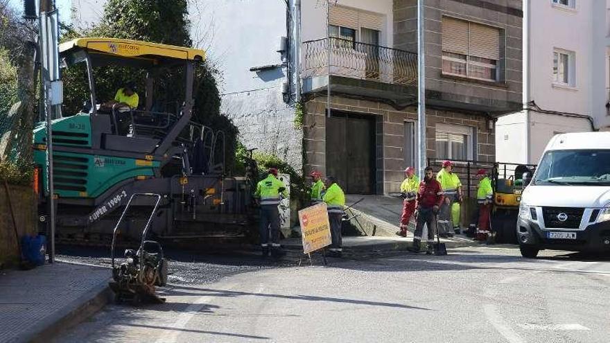 Operarios de la empresa Marconsa, ayer, durante los trabajos. // G.N.