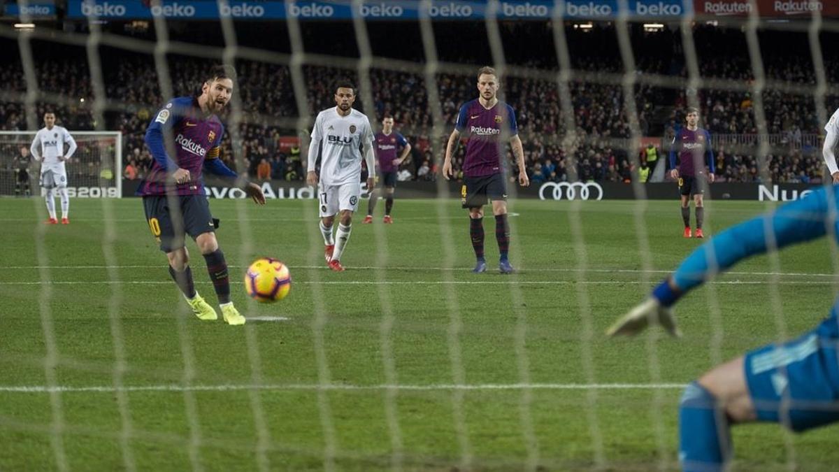 Messi engaña a Neto desde los once metros.