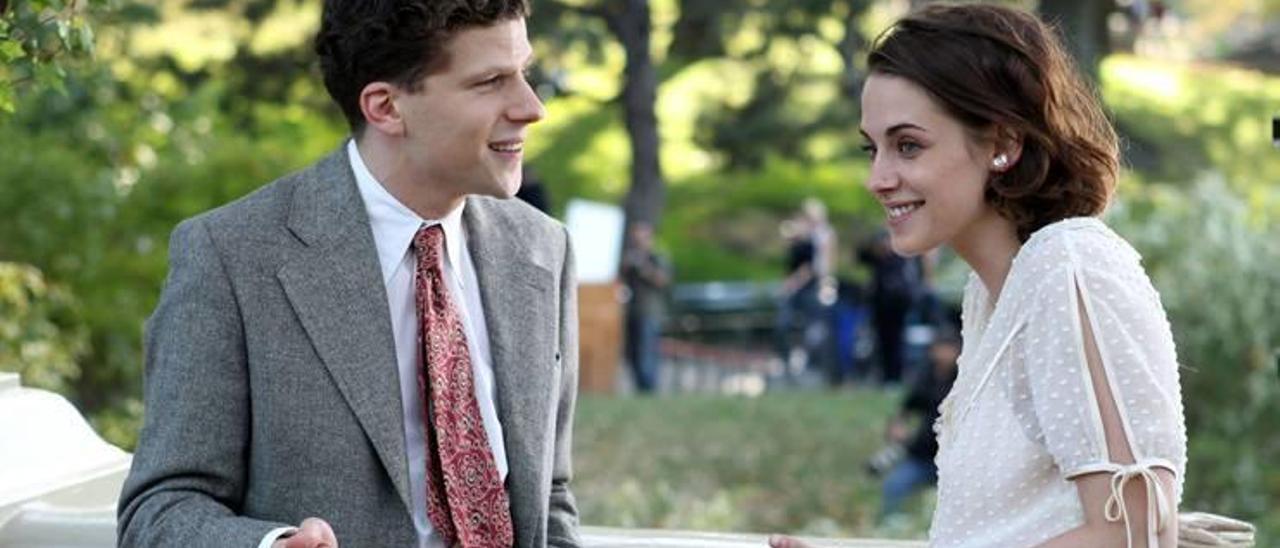 Jesse Eisenberg y Kristen Stewart en la película Café Society de Woody Allen.