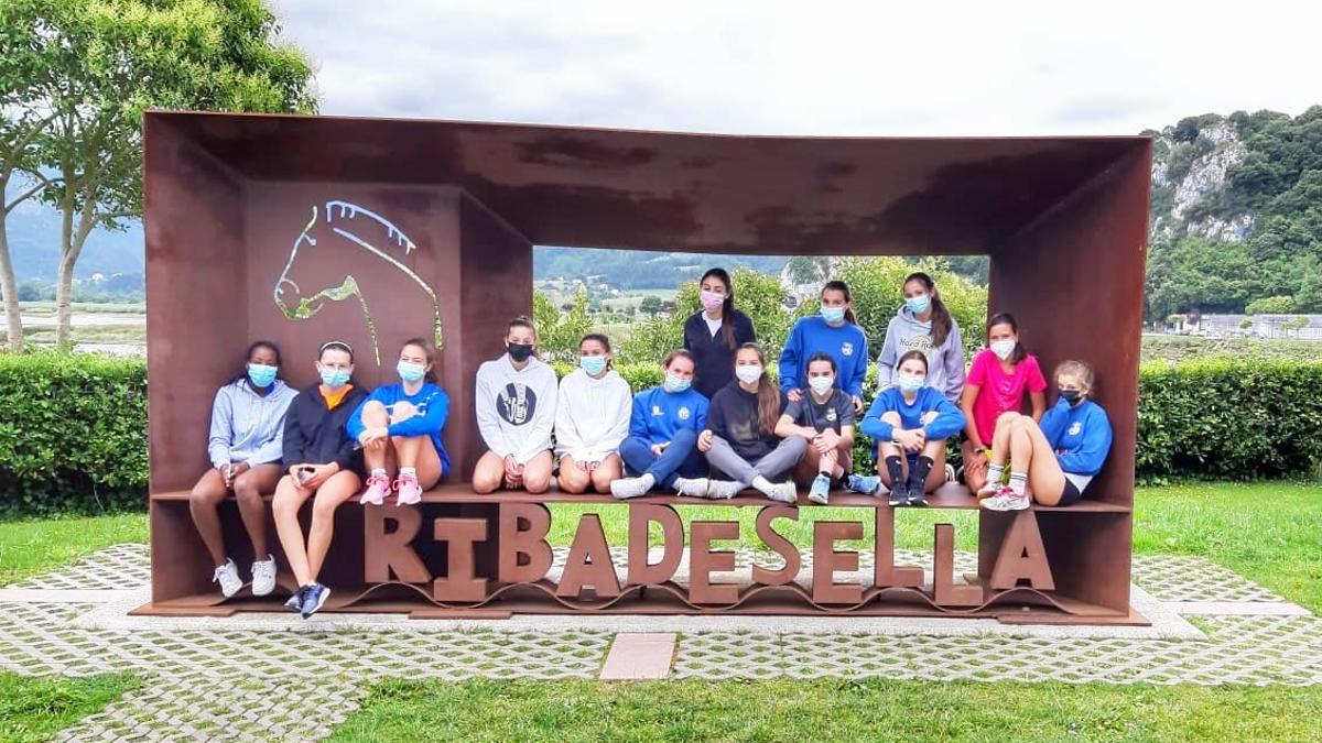 La selección infantil femenina de voleibol, en Ribadesella.