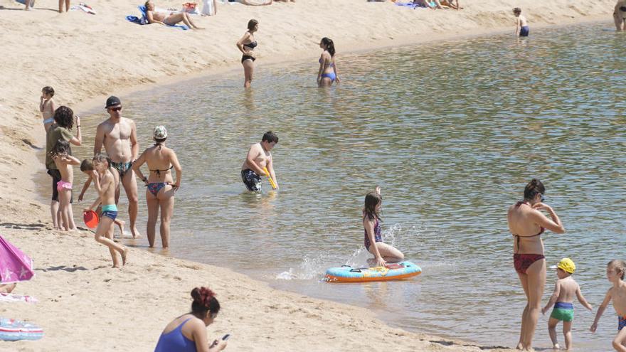 Gent a la plajta de Sant Feliu de Guixols