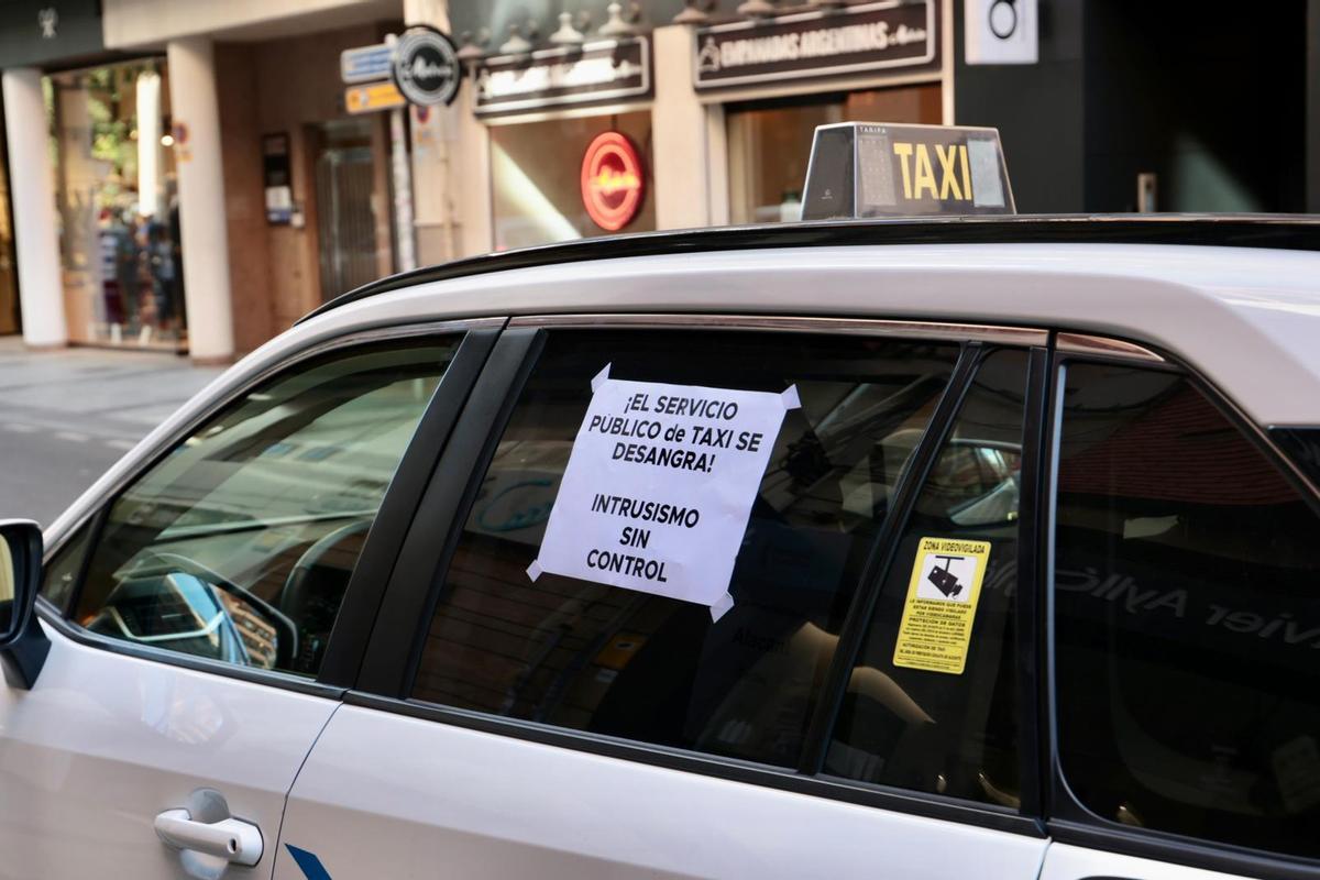 Los taxistas alicantinos se plantan: protesta masiva contra el caos de los VTC y los tuctucs