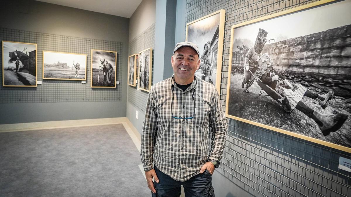 VIDEO | Máscaras, fertilidad y mundo rural: la exposición de Víctor Manuel Pizarro sobre rituales ancestrales en Badajoz