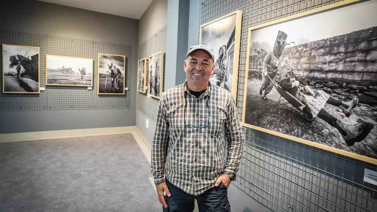 Máscaras, fertilidad y mundo rural: la exposición de Víctor Manuel Pizarro sobre rituales ancestrales en Badajoz