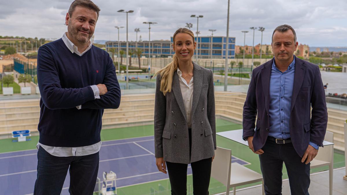 Javier Longarte, de W2M, Maribel Nadal, directora comercial de la academia de Rafa Nadal, y Javier Perelló, director de la institución.