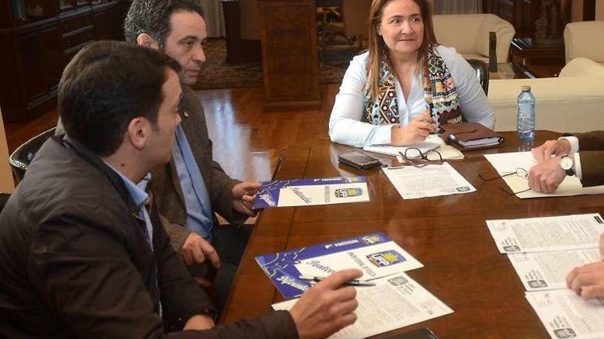 Ana Ortiz con agentes del sindicato UFP. // Rafa Vázquez