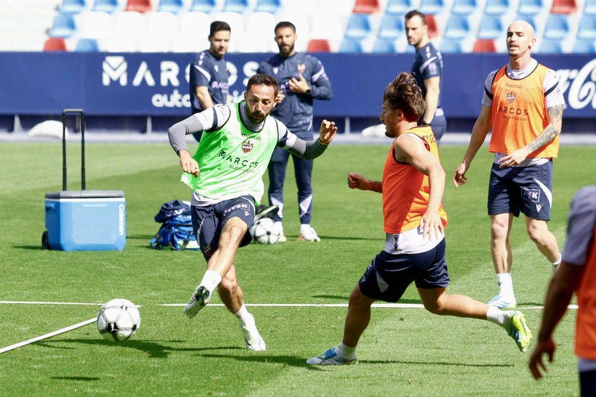 Entrenamiento a puertas abiertas del Levante UD en el Ciutat de ...