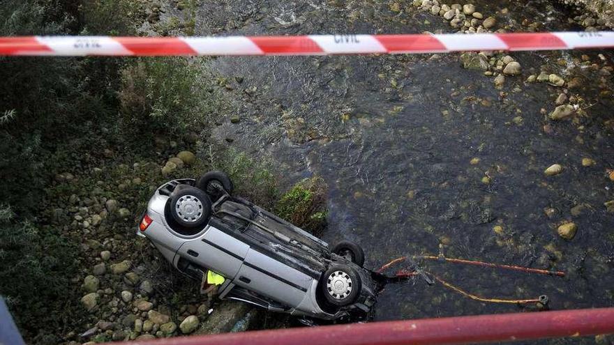 El coche que se precipitó al río en La Chalana en un accidente ocurrido en octubre.