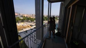 Una pareja se instala en una de las Viviendas de Protección Oficial de la plaza de las Glòries.