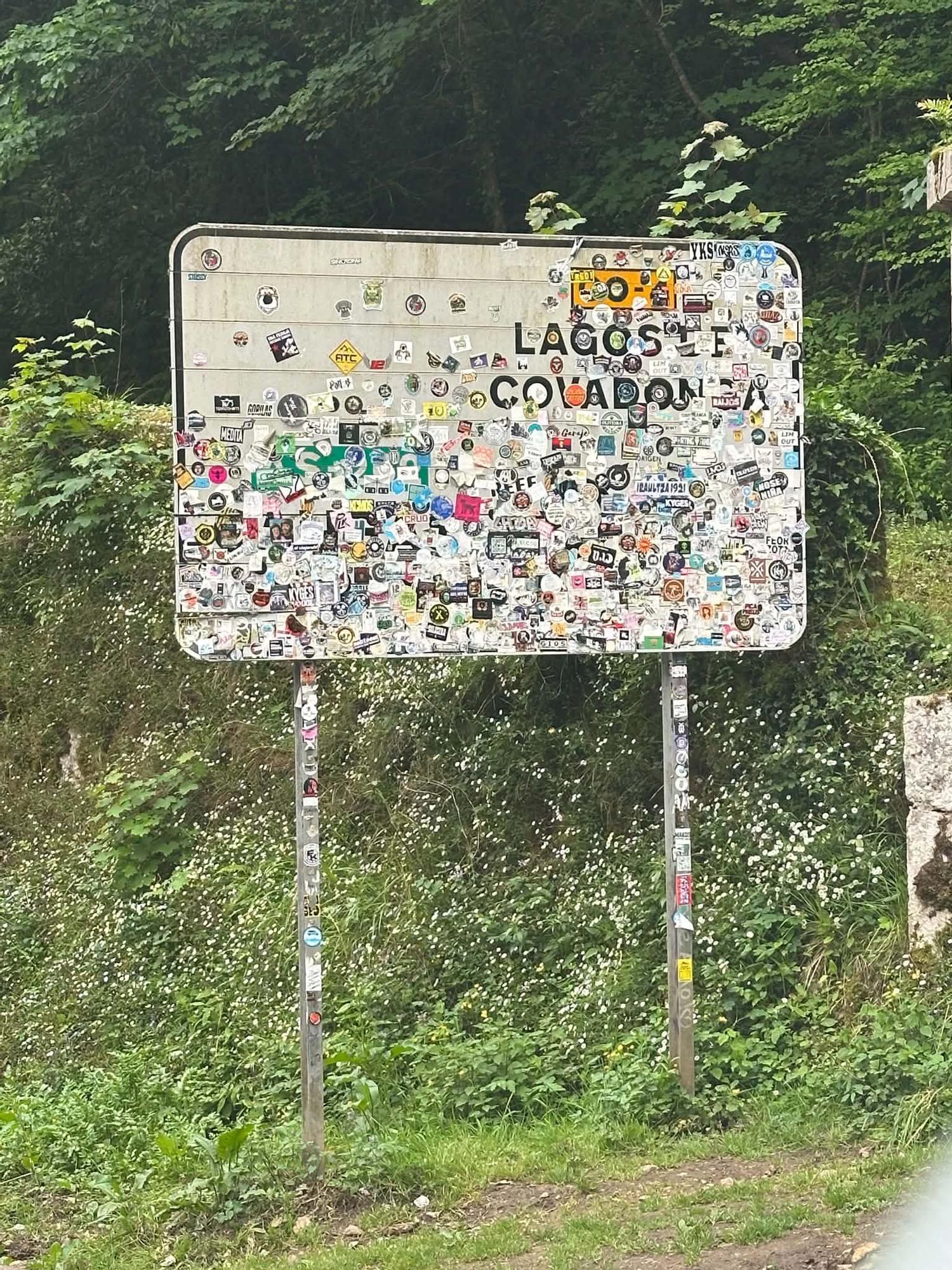 Un cartel lleno de pegatinas.