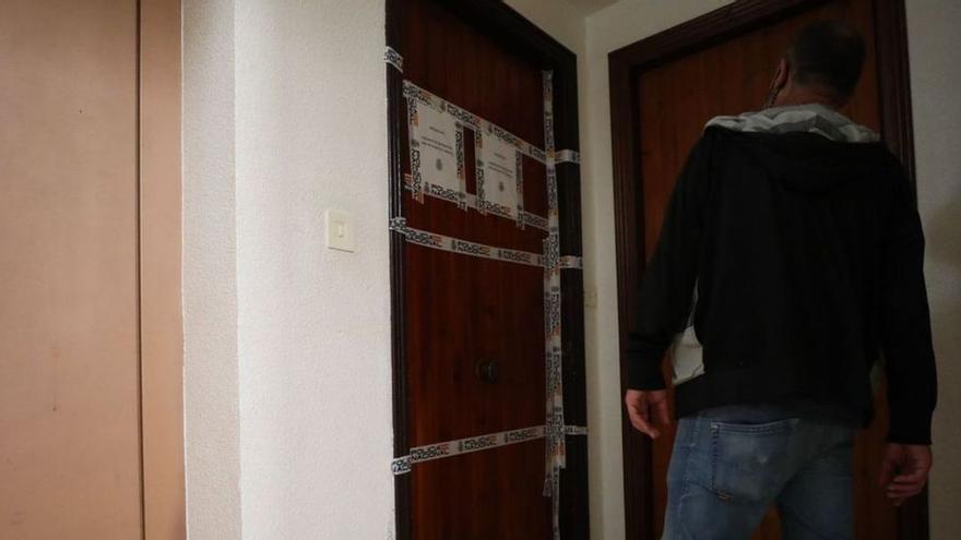 La vivienda donde ocurrió el crimen, precintada por el Cuerpo Nacional de Policía.