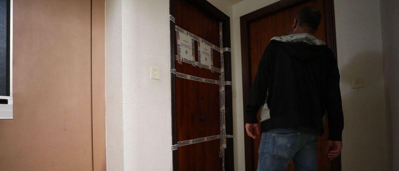 La vivienda donde ocurrió el crimen, precintada por el Cuerpo Nacional de Policía.