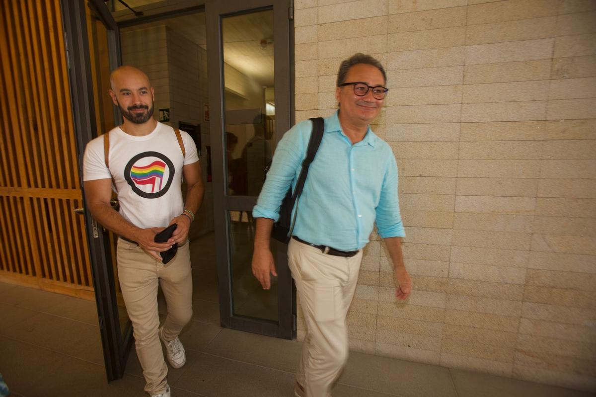 Otra imagen de Sanguino. Detrás, el portavoz de Unidas Podemos, Xavier López