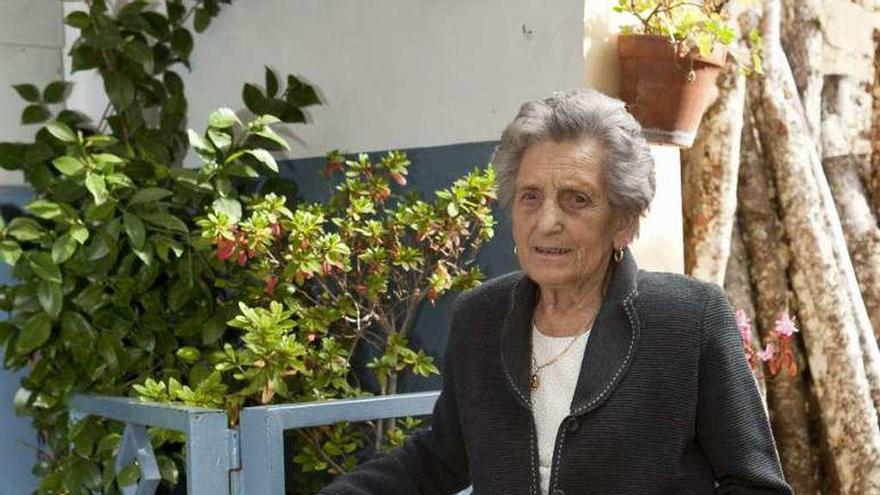 La &quot;Abuela campesina&quot; de 2017, Amor Cabeza Calvo, ante su casa de Gobezanes.