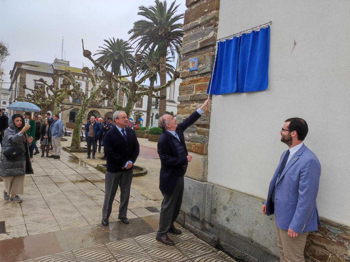 Manuel Allendesalazar descubre la placa en presencia de Juan Allendesalazar y el regidor tapiego.