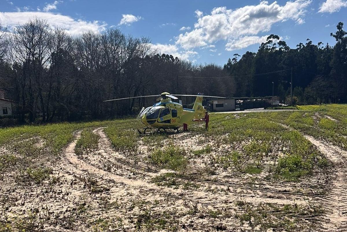 Evacuación del conductor herido en el helicóptero medicalizado, en O Pino
