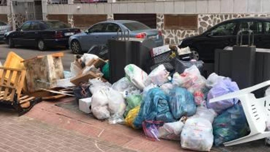 Vecinos de la playa del Acequión se quejan de la falta de contenedores