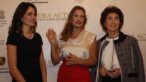 Elena Sancho Pereg (izquierda), junto a Ainhoa Arteta y Paloma O’Shea (derecha), premiadas por la revista Ópera Actual este martes en el Cercle del Liceu. 