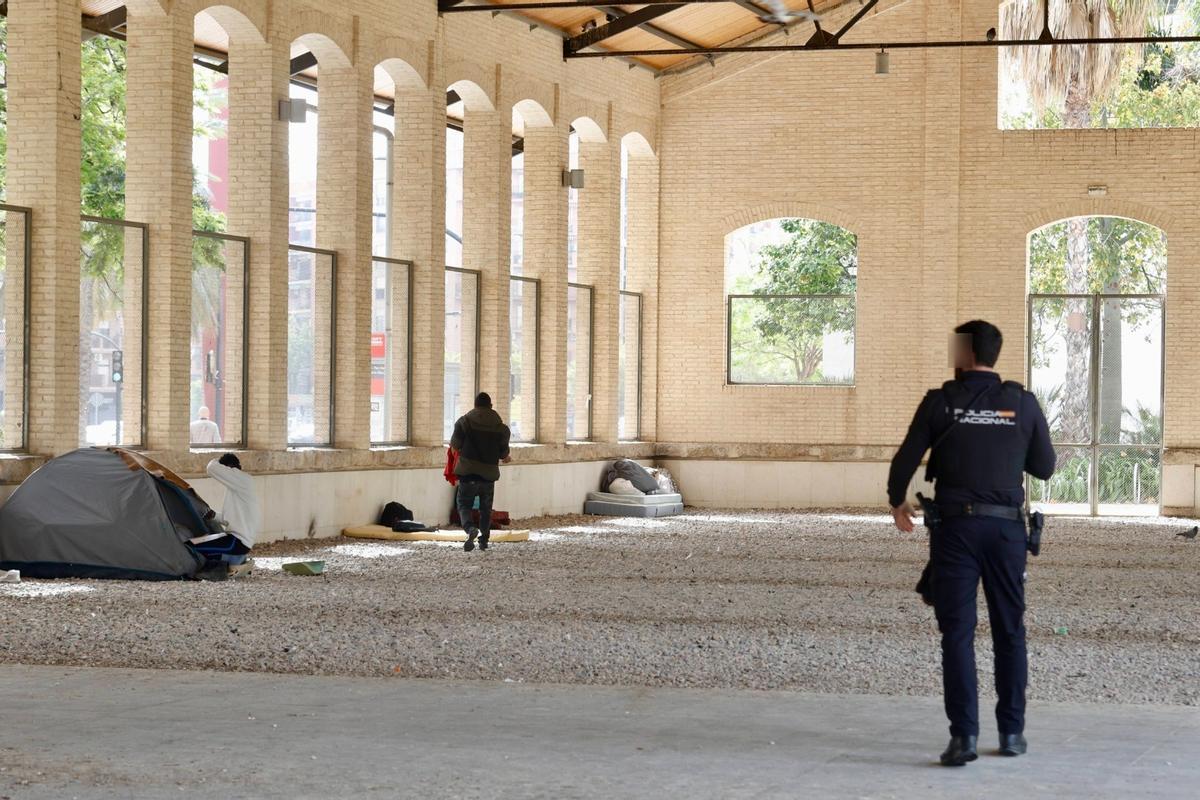 Inspección policial en el asentamiento del Muelle 3