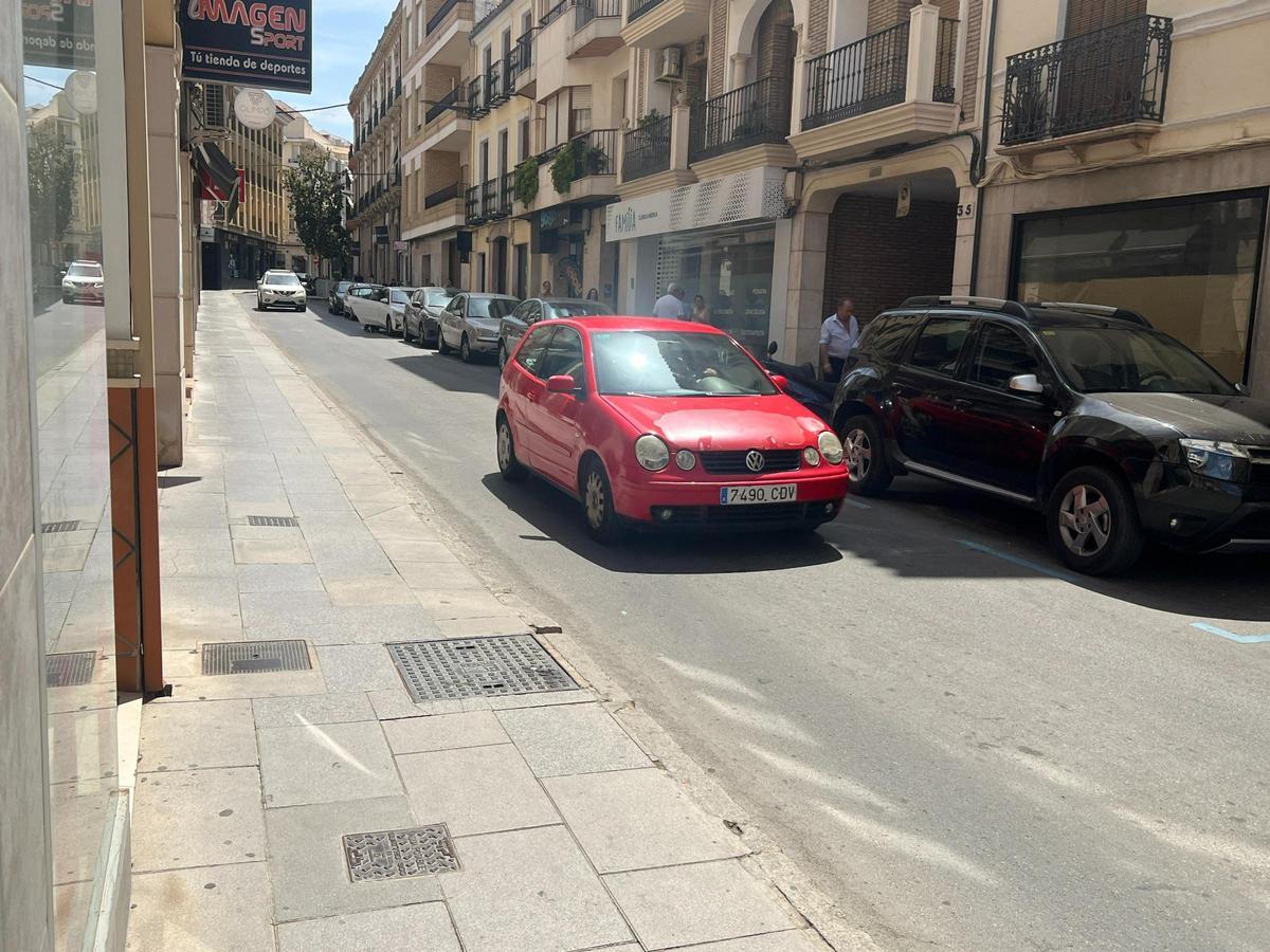 Vista de la calle El Peso de Lucena, en la que se intervendrá con el presupuesto de 2026.